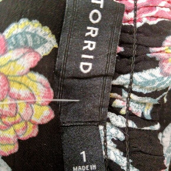 TORRID Women's  New Black Paisley Floral Gauzy Shorts. - Picture 10 of 10